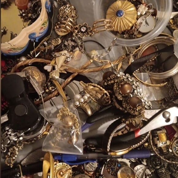 4 LBs vintage fashion GOLD & SILVER Jewelry Lot~ Signed & Unsigned All Wearable - Picture 4 of 10